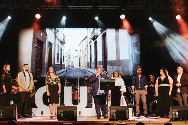 01 01 Braulio junto a los artistas del concierto Raíces Guienses