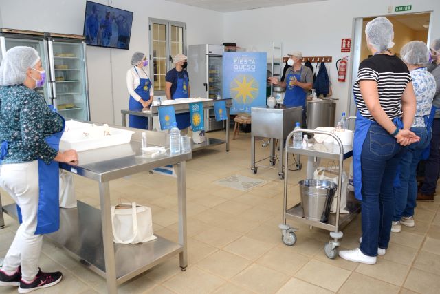 01 1 Taller de elaboración de queso artesanal en la Casa del Queso