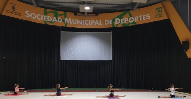 01 Entrenamiento del Club Palas Atenea de gimnasia rítmica en el terrero de lucha
