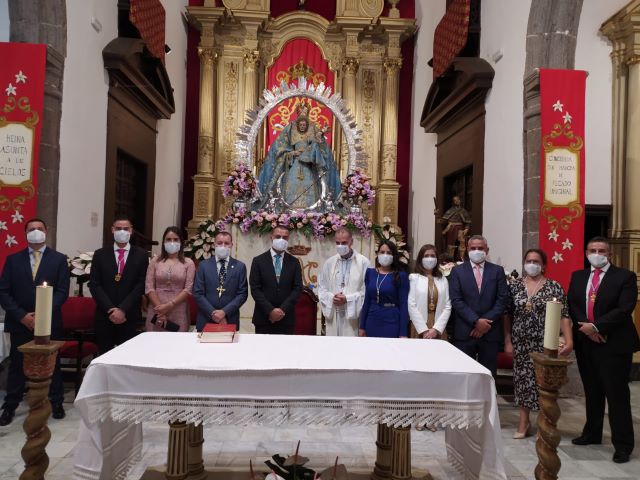 El alcalde Pedro Rodríguez junto al alcalde de Gáldar Teodoro Sosa el cura párroco Higinio Sánchez y miembros de la Corporación guiense