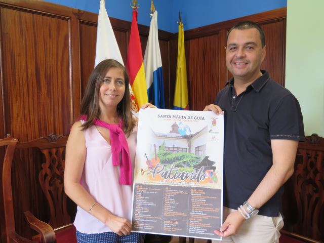 El alcalde Pedro Rodríguez y la concejal de Cultura Sibisse Sosa durante la presentación del cartel de la ruta cultural Patiando