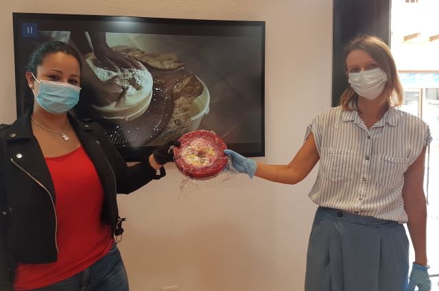 Esmeralda Santana a la izquierda entrega su premio a María Rodríguez