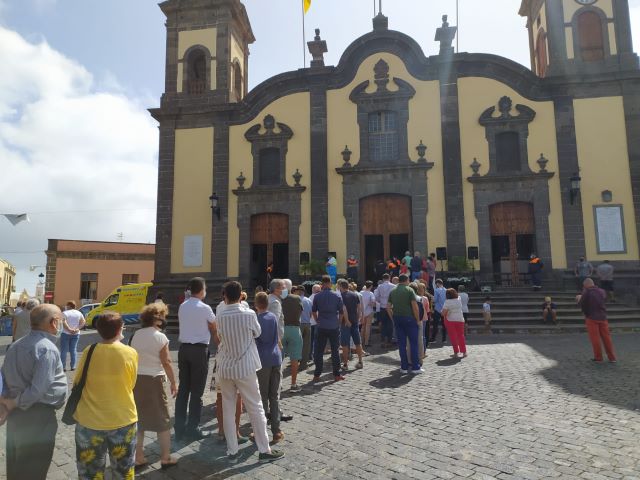 Los fieles para entrar al templo a la celebración de la solemne eucaristía