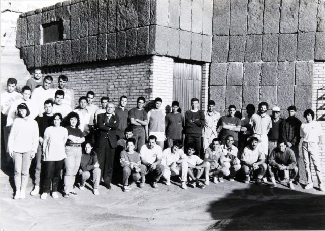 Martín de Guzmán junto a un grupo de jóvenes arqueólogos durante los primeros trabajos realizados en la Cueva Pintada