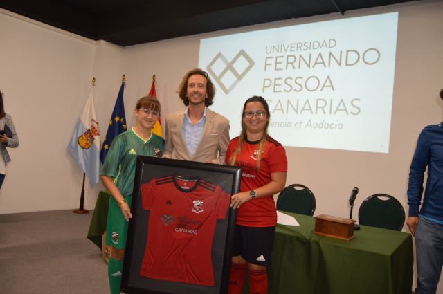 foto capitanas entrega cuadro a universidad
