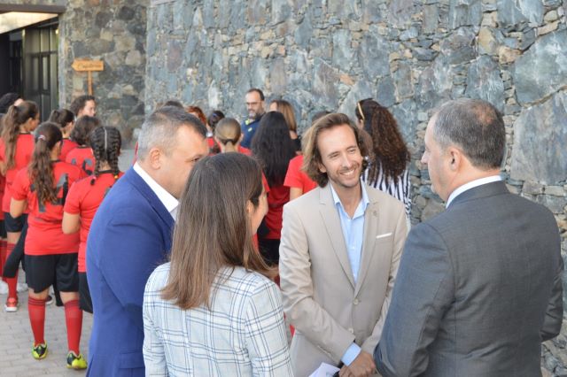 foto consejero charlando en la entrada