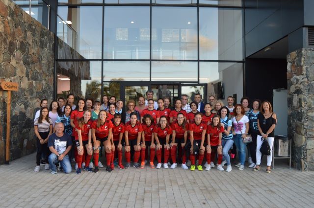 foto familia jugadoras e intituciones en la puerta de la universidad