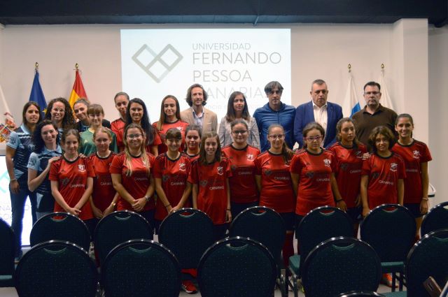 foto jugadoras con intituciones despues de la presentación