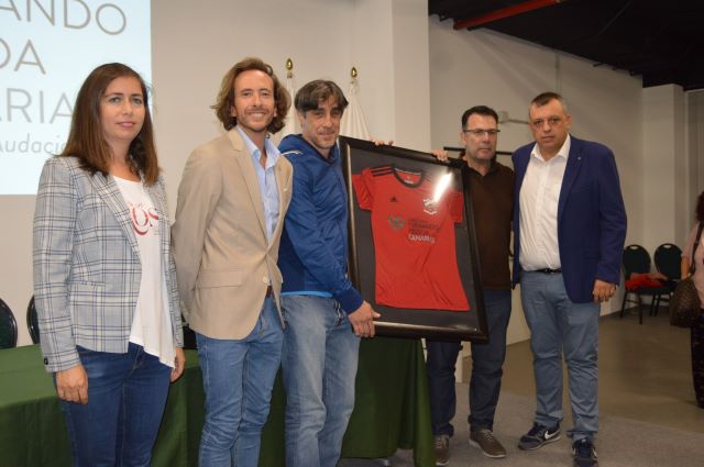foto represetante adidas con cuadro camisa
