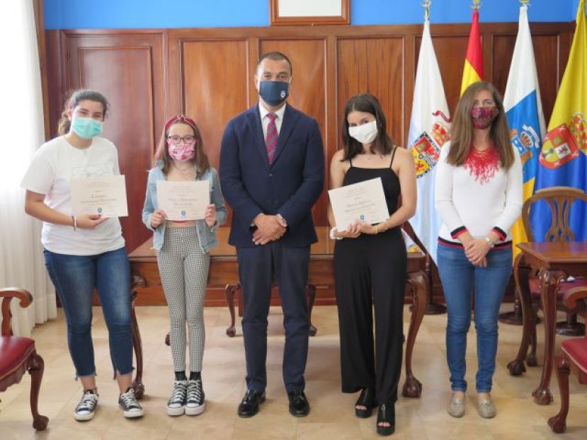Gu&iacute;a: Las ganadoras de los concursos de Poes&iacute;a y Relatos reciben sus premios