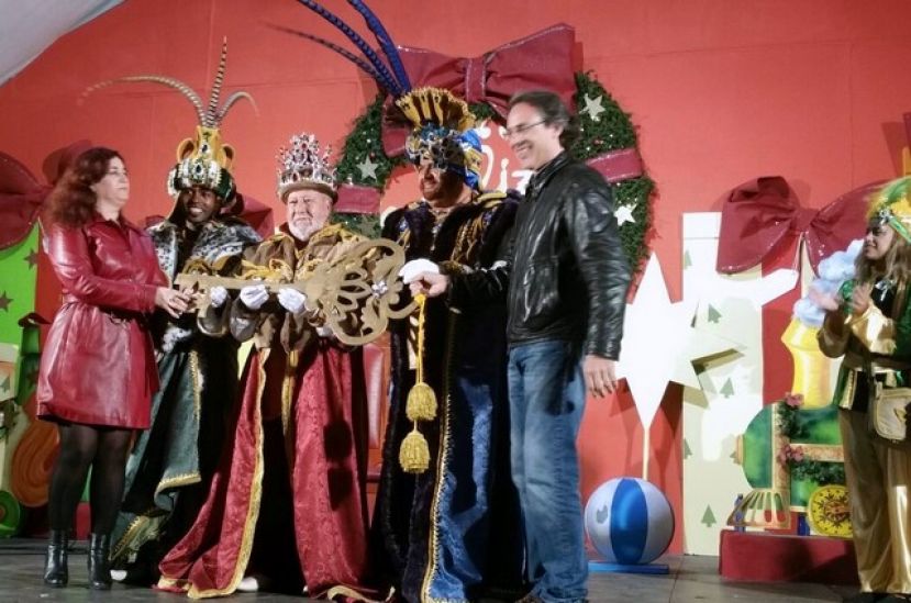 Agaete: La ilusi&oacute;n infantil pudo con la lluvia en la Cabalgata de Reyes