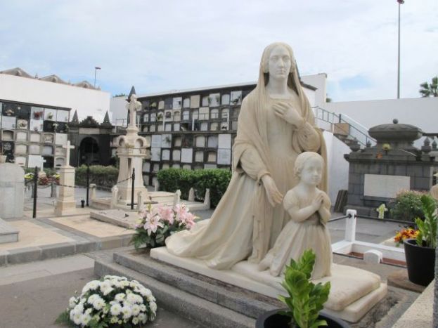 Primera de las cuatro visitas guiadas al centenario cementerio de Vegueta