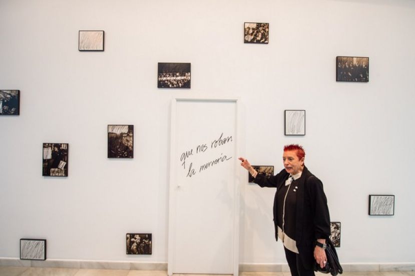 Concha Jerez dirige una visita guiada a su exposici&oacute;n en el CAAM