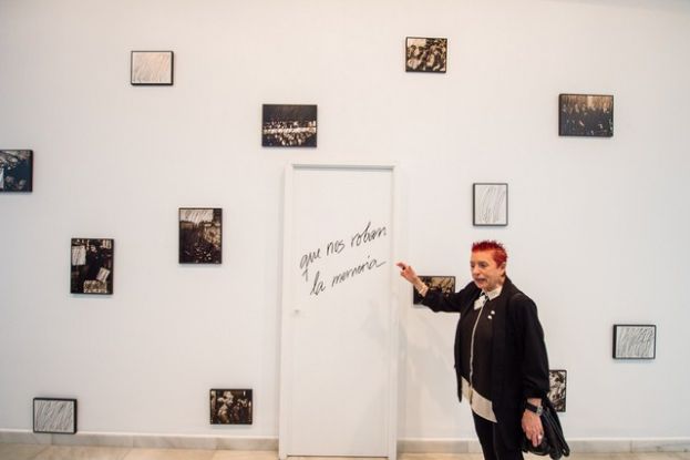 Concha Jerez dirige una visita guiada a su exposici&oacute;n en el CAAM