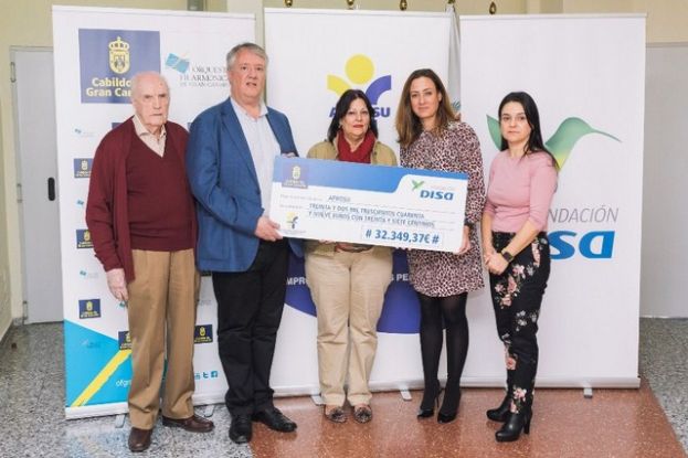Entrega a APROSU del cheque con la recaudación del Concierto de Navidad