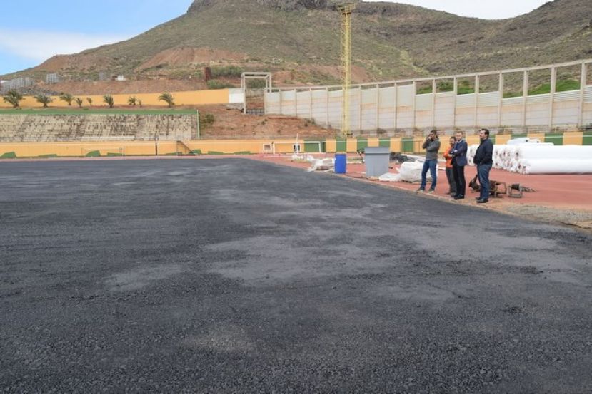 G&aacute;ldar: Instalaci&oacute;n del c&eacute;sped artificial en el campo de f&uacute;tbol de San Isidro