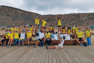 Un grupo de personas voluntarias realiza una limpieza de litoral en la bahía del Confital