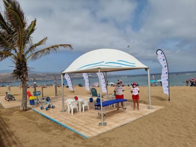Entrega de material de equipamiento para facilitar el disfrute del mar y la playa