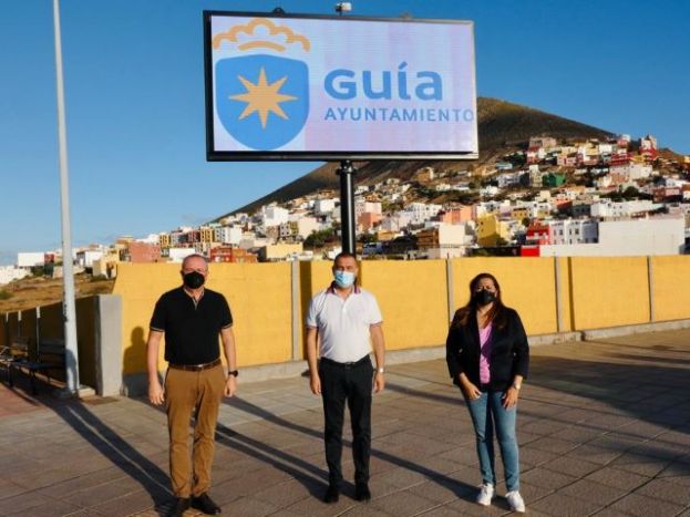 Gu&iacute;a instala dos pantallas Led en las principales entradas al casco y La Atalaya
