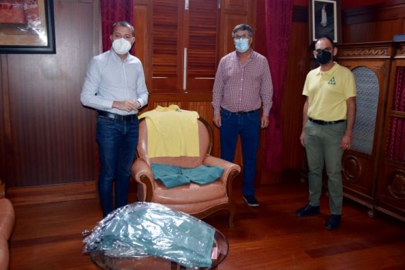 El Ayuntamiento de Gáldar renueva los uniformes a los taxistas