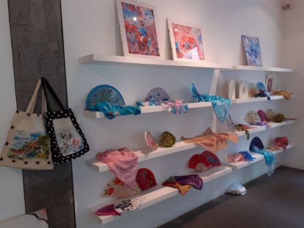 Exposici&oacute;n de Elena Robayna con prendas decoradas con el tinte natural de la cochinilla