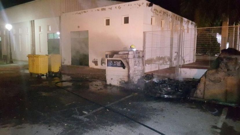 Agaete: ​Arden nuevos contenedores de residuos sólidos