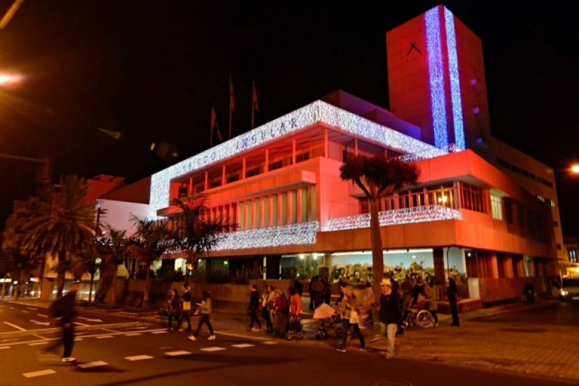 El Cabildo ilumina de rojo su fachada por los enfermos de esclerosis múltiple