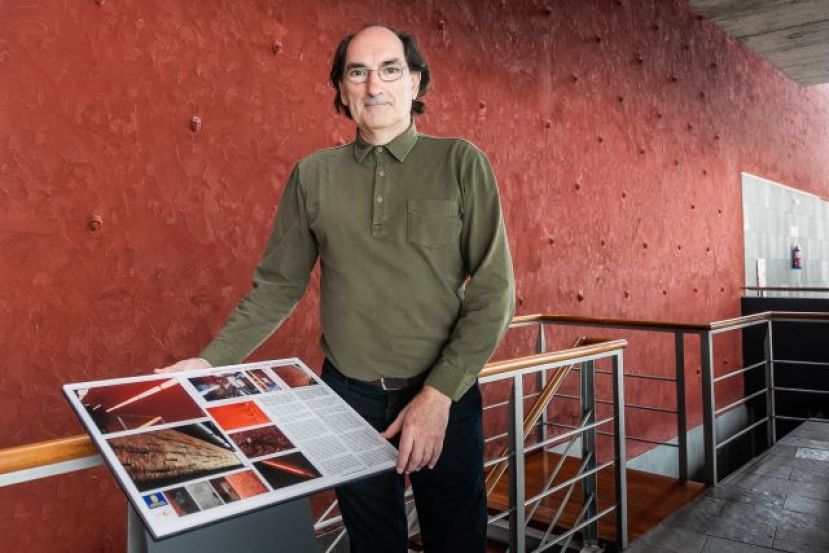 PACO ROSSIQUE CONCLUYE LA RESTAURACI&Oacute;N DE SU MURAL EN EL TEATRO CUY&Aacute;S