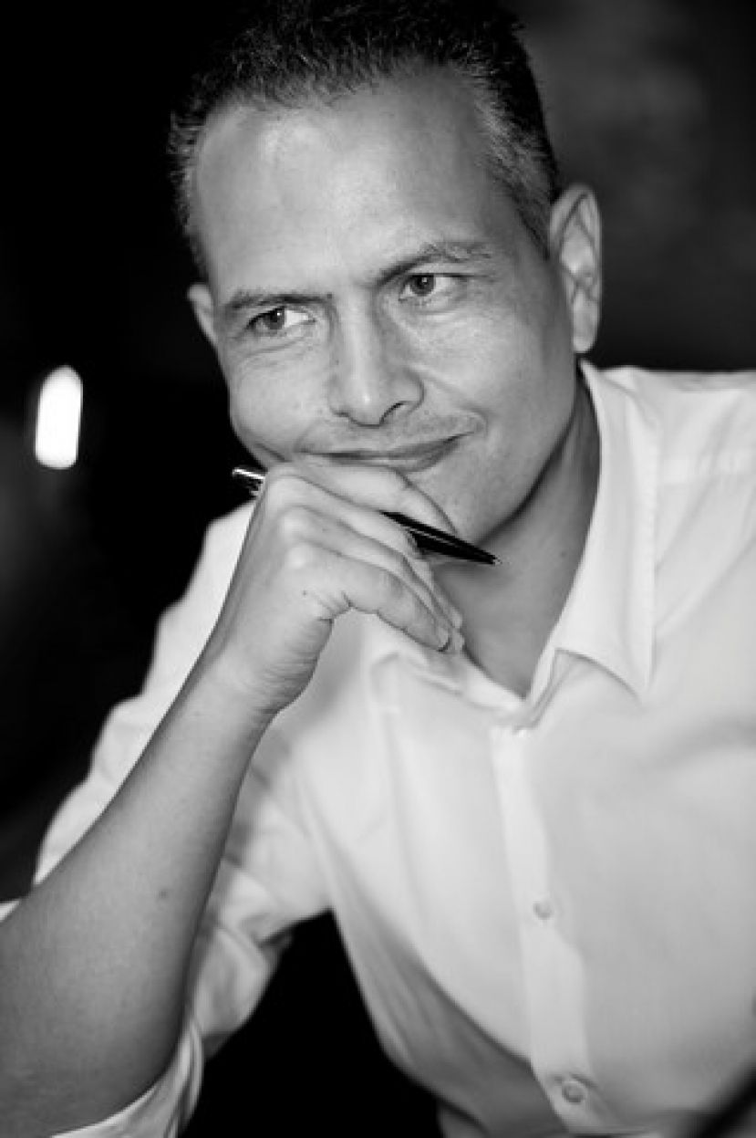 SANTIAGO GIL DIRIGE UN NUEVO TALLER DE ESCRITURA PARA &ldquo;BUSCAR M&Aacute;S ALL&Aacute; DE LAS PALABRAS&rdquo;