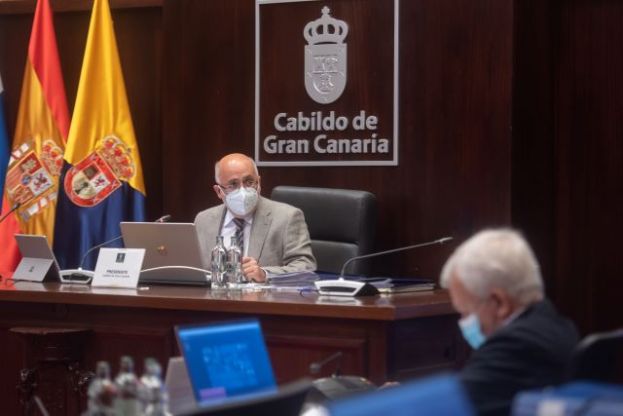 La reposición de bancos en la Avenida Marítima y la rehabilitación del Teatro Juan Ramón Jiménez, nuevas obras del Plan de Cooperación del Cabildo