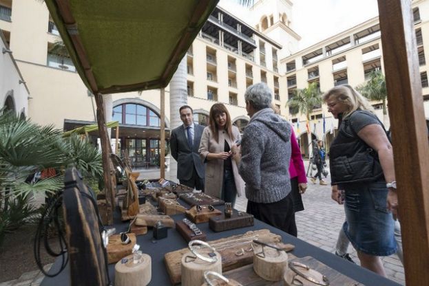 Joyas de conchas, cintos de piel, tenedores, atrapan a los clientes de Lopesan