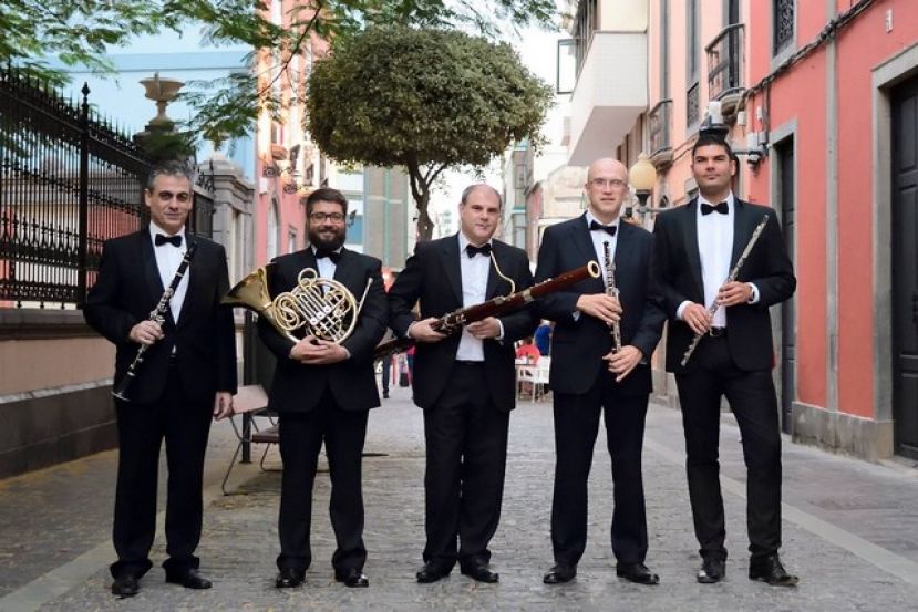 La música del Quinteto Aulos y la pintura de Moisés Manrique se fusionan en la Casa de Colón en un concierto para ‘viento y pintor’