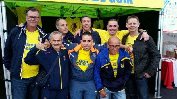 La Pe&ntilde;a UDLP Virgen de Gu&iacute;a en la Fanzone de la UD. Las Palmas