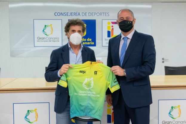 Perico Delgado visita Gran Canaria para fomentar el ciclismo entre los más jóvenes