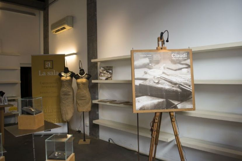 Campo y mar se unen en las joyas de Claudia Heller, artesana que expone sus originales piezas en La Sala de la Fedac del Cabildo