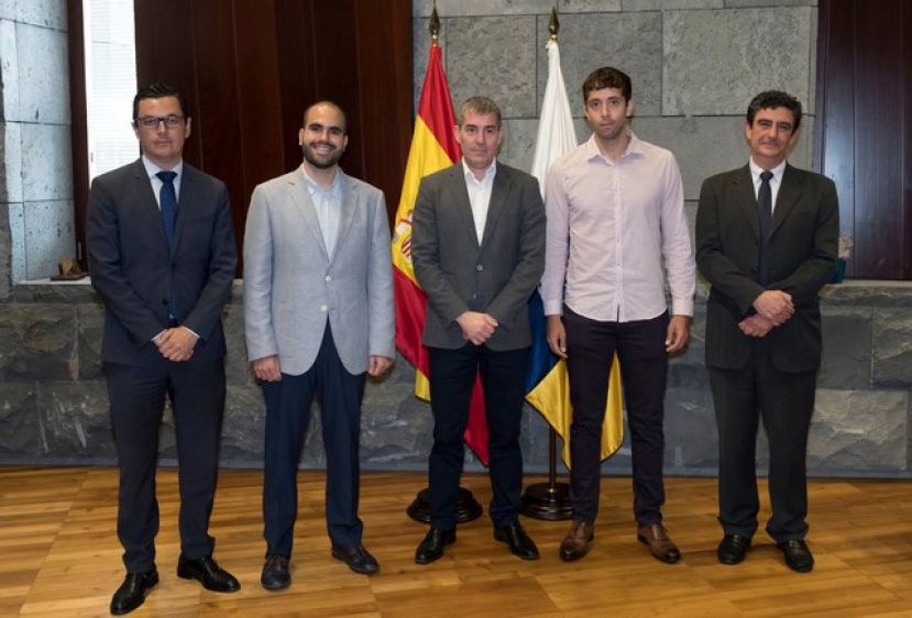 Clavijo recibe a los canarios que obtuvieron los puestos 8 y 13 de aspirantes a MIR