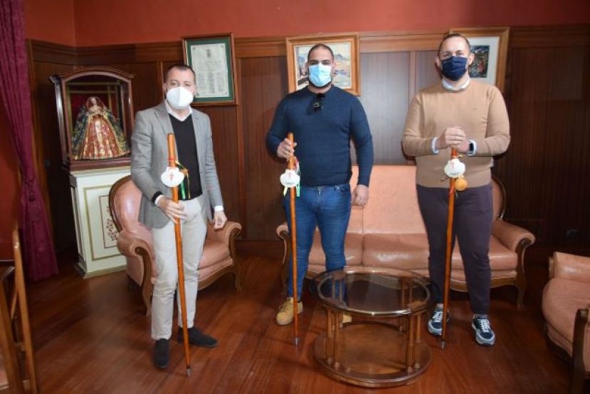 Bastones de peregrinos del A&ntilde;o Santo Jacobeo en recuerdo de Desiderio Su&aacute;rez