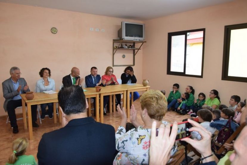 Gáldar da su respaldo a la continuidad de las escuelas unitarias de medianías