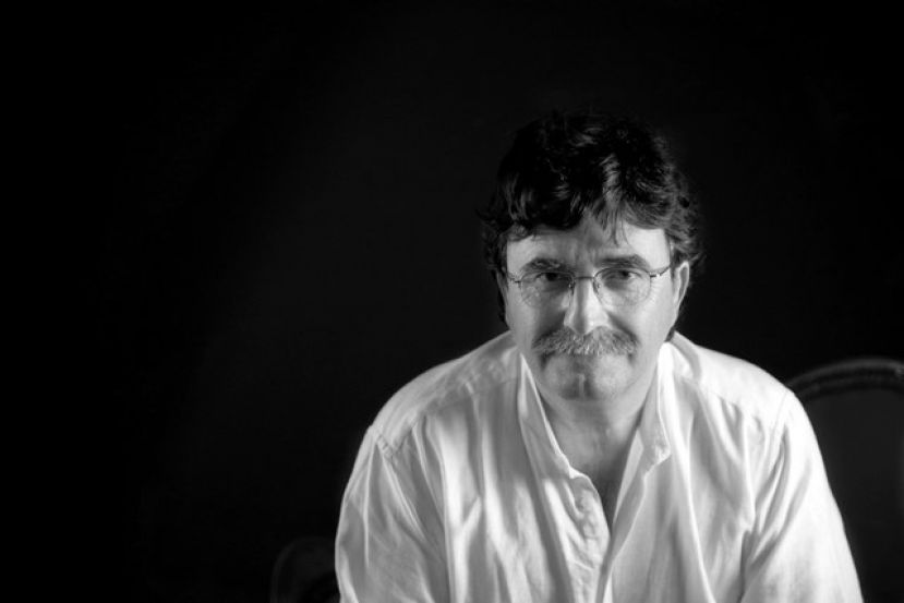 El escritor Antonio Lozano entrega el manuscrito de su novela ‘El caso Sankara’