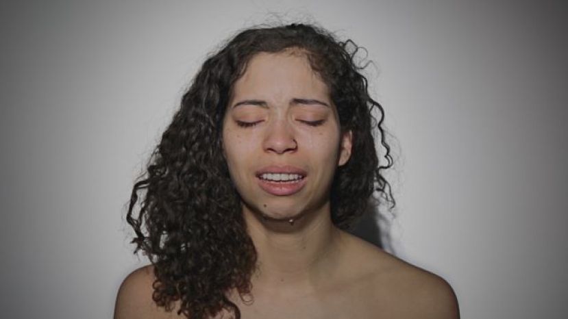 Yapci Ramos captura el poder de la tristeza compartida con su v&iacute;deo instalaci&oacute;n &lsquo;Lloro&rsquo;