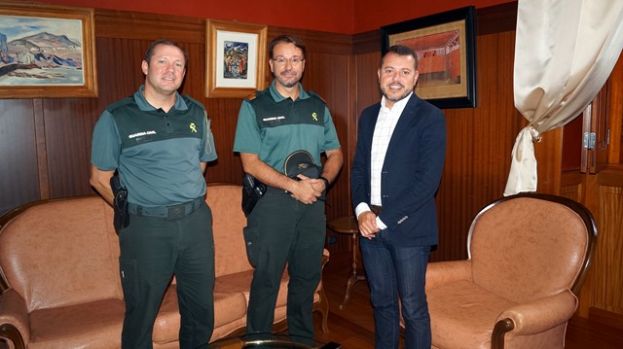 El alcalde de G&aacute;ldar recibe al nuevo comandante del Puesto de la Guardia Civil