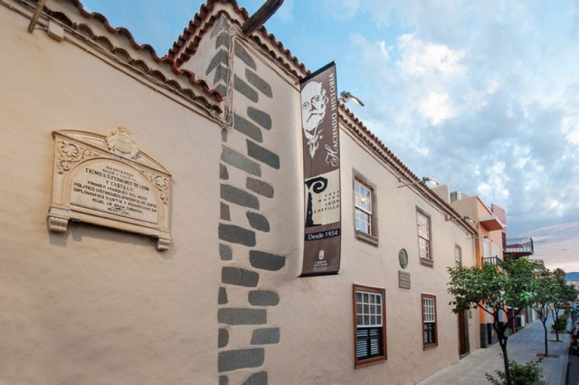 El caricaturista N&eacute;stor D&aacute;maso del Pino dirige un taller de caretas para escolares en la Casa-Museo Le&oacute;n y Castillo, en Telde