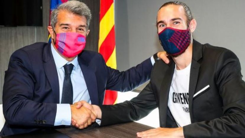 El Barcelona extiende el contrato de Mingueza hasta 2023