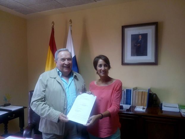 Mogán: Onalia Bueno entrega a Jerónimo Saavedra la sentencia del Supremo
