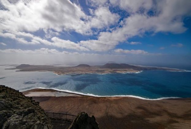 Canarias regula por primera vez el transporte terrestre en La Graciosa para preservar sus valores medioambientales