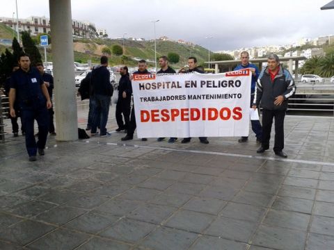 Concentración en la Consejería de Sanidad de los trabajadores despedidos del Hospital Doctor Negrín