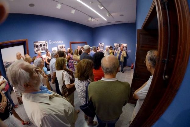 Un centenar de personas asiste a la inauguración de la exposición ‘Metrópolis Atlántica’ en la Casa de Colón