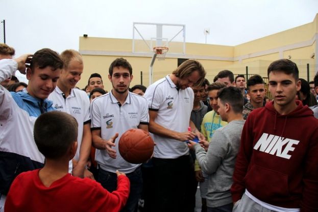 Moya: Jugadores del Club Baloncesto Gran Canaria rinden visita