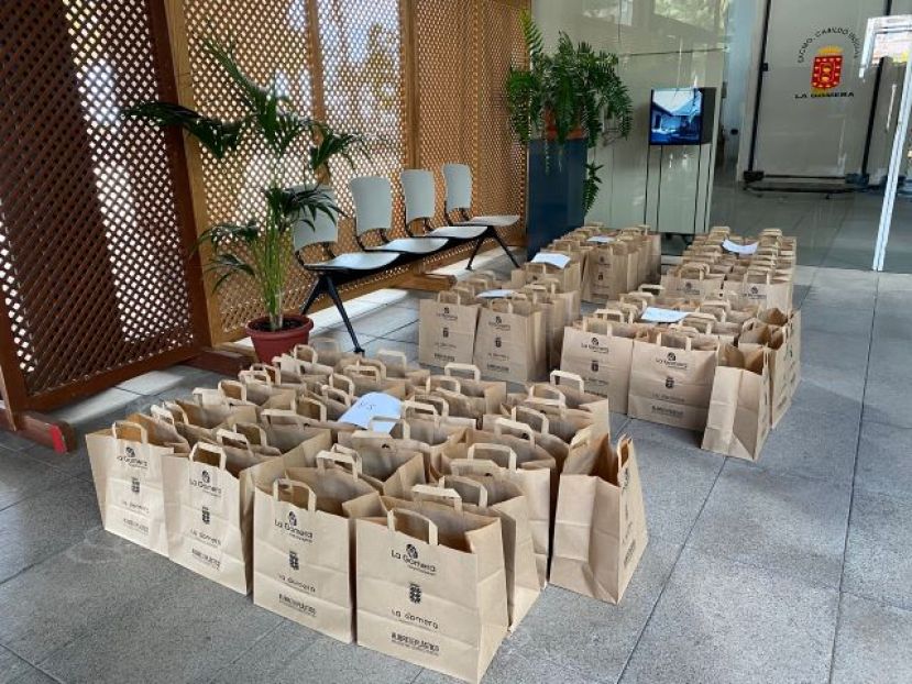 La Gomera: El Cabildo abastece de material preventivo a los taxistas de la isla