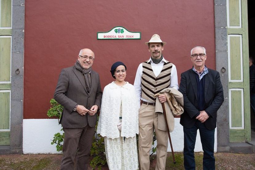 Dos personajes del pasado transportan a personas a principios del XX
